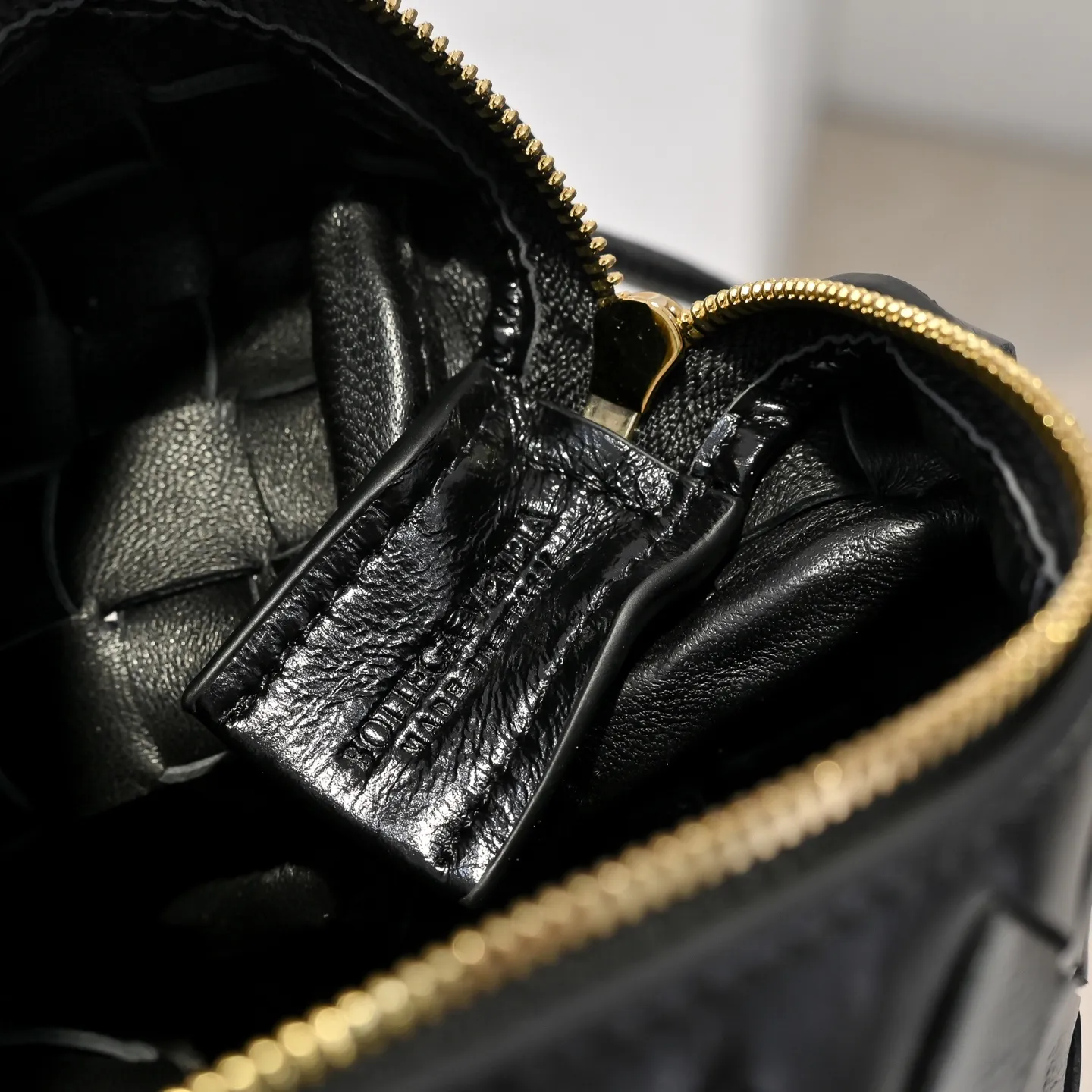 Batch 1560 𝗕𝗼𝘁𝘁𝗲𝗴𝗮 𝗩𝗲𝗻𝗲𝘁𝗮———— The latest version of the loop camera bag💥 from BV’s King of Cost-Effectiveness counter, large woven texture➕Ultra-high quality cow wax leather as always, with zipper, hardware decoration on both sides, adjustable drawstring, especially suitable for the tummy💫Can hold anything, very light weight, suitable🈴️for girls of all ages, size: 17*10*6cm Style number: 6125